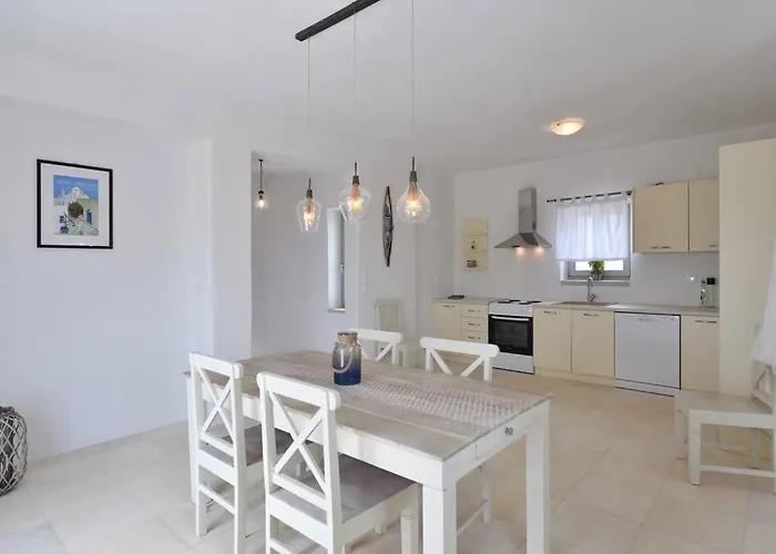 Semesterbostad White House With Sea View Ambelas